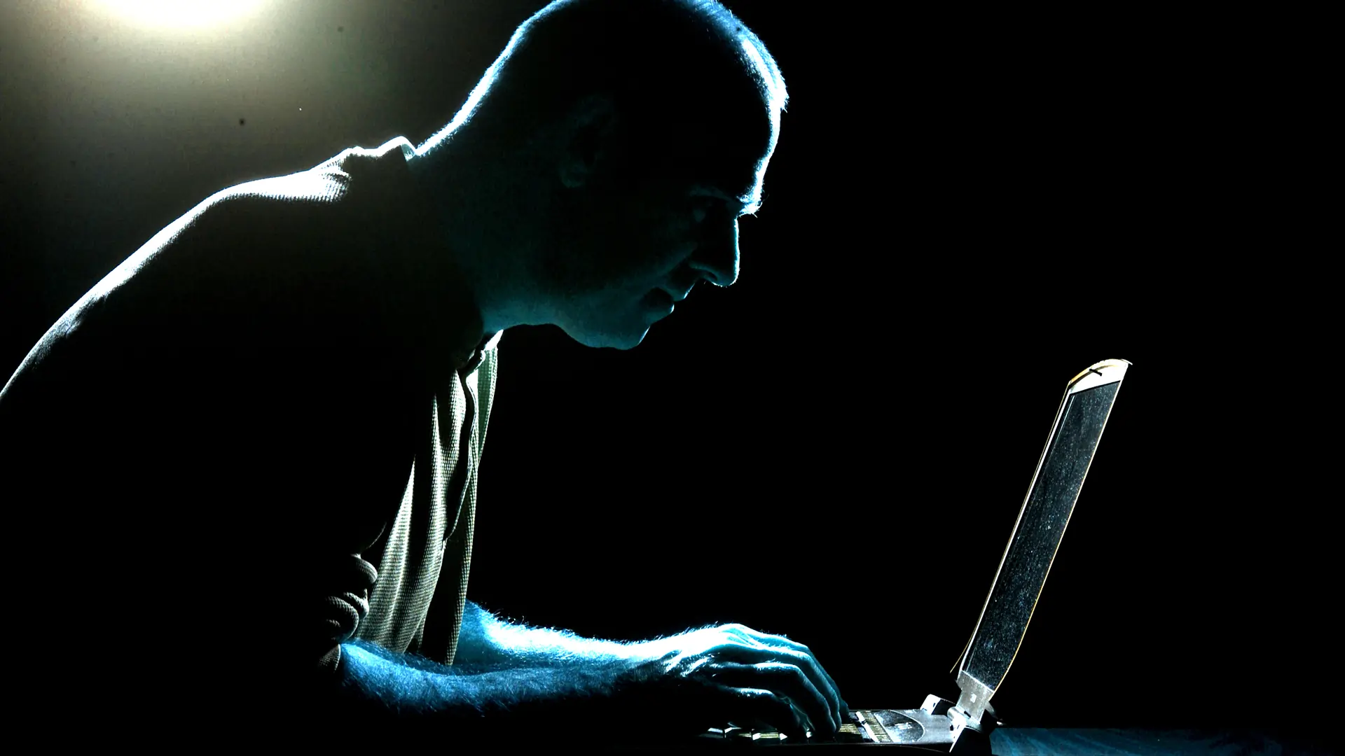 Cyber Stalking: Pengertian, Bahaya &  Panduan Mengatasinya