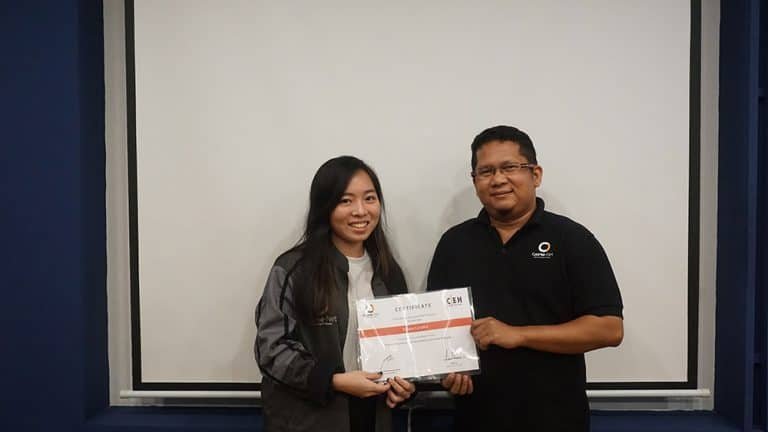 Trifena Caroline mahasiswa Nanyang Technological University Singapore telah mengikuti kursus CEH di Course-Net Indonesia dengan Coach kelas dunia.